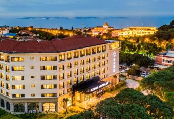 Atour Hotel Xiamen Huandao South Road allows 18 year olds to book a room