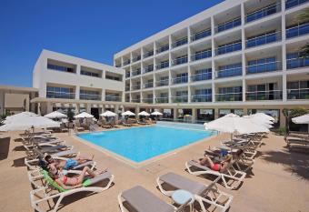 Nelia Gardens has Balcony rooms