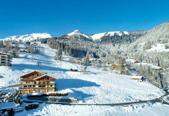 Chalet Les Rhodos has Balcony rooms