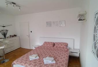 Poesia Apartment has Balcony rooms