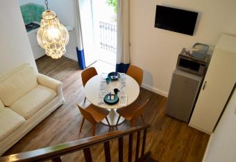 Perla Blu has Balcony rooms