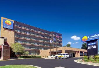 Comfort Inn & Suites Madison - Airport has rooms with a private hot tub