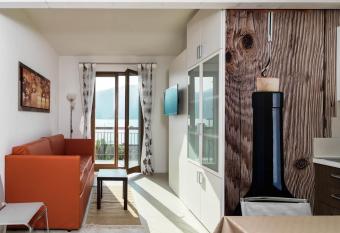 Villa Pifferi has Balcony rooms