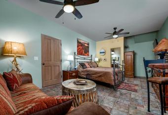 Coffee Pot Place has Balcony rooms