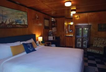 Anchor Inn Resort has Balcony rooms