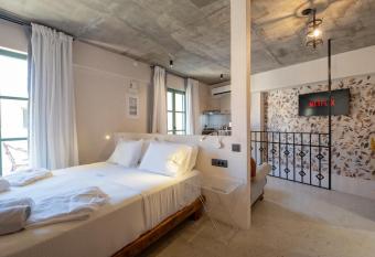 Casa del Sol Suites allows 18 year olds to book a room