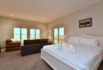 King I allows 18 year olds to book a room