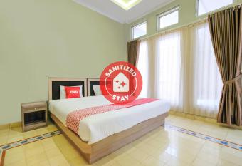 SUPER OYO Collection O 2383 Andongkoe 64 Salatiga allows 18 year olds to book a room