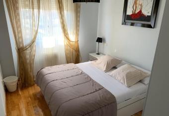 Apto Alma Parking GRATIS allows 18 year olds to book a room