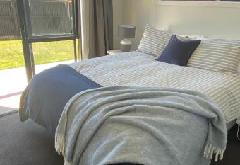 Central Retreat and self contained with free wifi allows 18 year olds to book a room