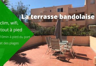 La terrasse bandolaise tout    pied, wifi, clim, parking has Balcony rooms
