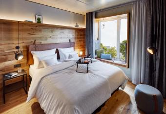 me and all hotel Kiel, part of JdV by Hyatt allows 18 year olds to book a room