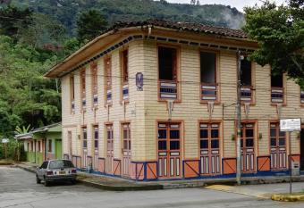 HOSTAL CASA VICTORIA PIJAO has Balcony rooms