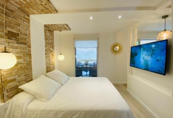 Feel@Home Nemausus    Le 11    allows 18 year olds to book a room