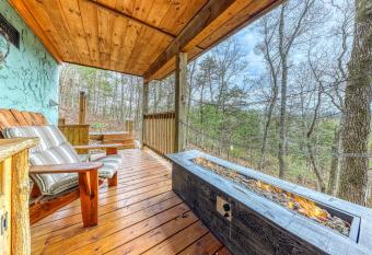 Pine Cone Ridge has Balcony rooms