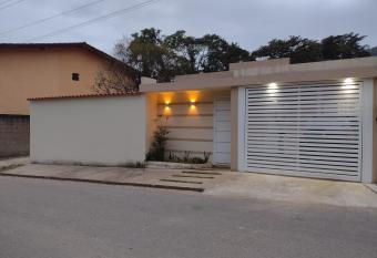 Casa pr  xima    praias e cachoeiras de Paraty has Smoking/Balcony rooms