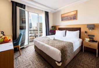 Hotel Boursier 2 & Spa has rooms with a private hot tub