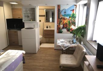 Ferienwohnung Apartment Dettum mit eigenem Bad, Kochnische und Wintergarten allows 18 year olds to book a room