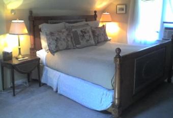 Cleveland House Inn has rooms with a private hot tub