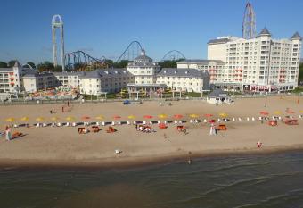 Cedar Point Hotel Breakers has Balcony rooms