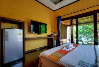 Relax House Lanta Old Town has Balcony rooms