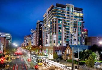 96 North Terrace Stylish Penthouse Apartment has rooms with a private hot tub