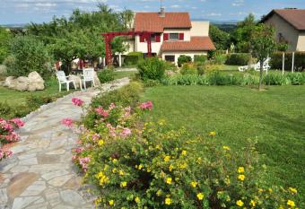 H  tel-Logis La Coraline allows 18 year olds to book a room