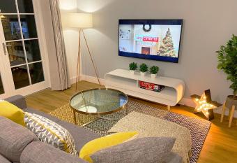 Urbanside Penthouse has Balcony rooms