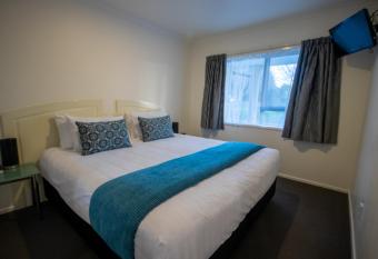 Antonio Mews Motel allows 18 year olds to book a room