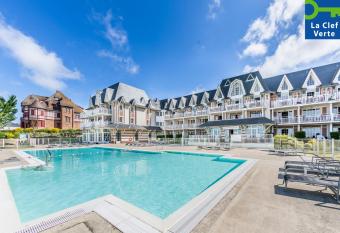 Pierre & Vacances Premium R  sidence de la Plage allows 18 year olds to book a room