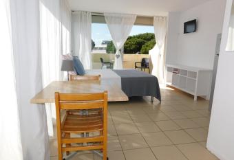 studio 38 climatis   balcon vue mer allows 18 year olds to book a room