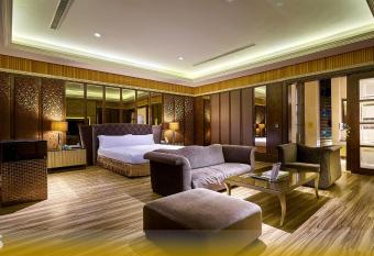 Wehome Motel has rooms with a private hot tub