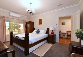 King II allows 18 year olds to book a room