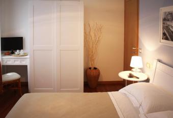 Bed And Breakfast 22 Garibaldi Home has rooms with a private hot tub