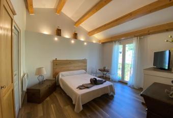 A MANDRIA, appartements avec cuisine 30m2, patio, vue Montagnes et citadelle, 5 minutes    pied du centre ville et des rivi  res has Balcony rooms