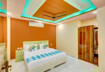 Shri Drona Hotel has Balcony rooms