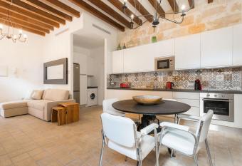 Vintage Palma Palace Apartments TI allows 18 year olds to book a room
