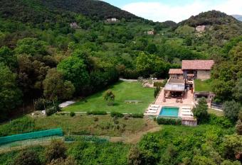 Masia el Puig allows 18 year olds to book a room