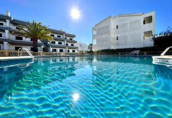 Albufeira Delight with Pool by Homing allows 18 year olds to book a room