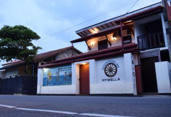 Wagon Wheel Inn has Smoking/Balcony rooms
