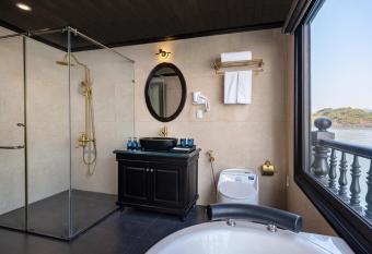 Rita Cruise has rooms with a private hot tub