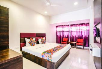 SPOT ON 63194 Hotel Raj Tourist allows 18 year olds to book a room