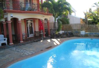3 bedrooms villa at Grand Baie 500 m away from the beach with private pool enclosed garden and wifi has Balcony rooms