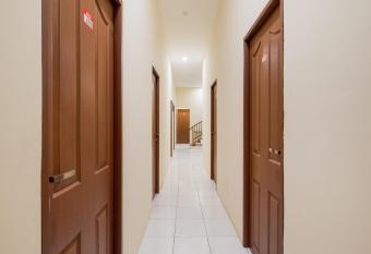 RedDoorz near BG Junction Surabaya allows 18 year olds to book a room