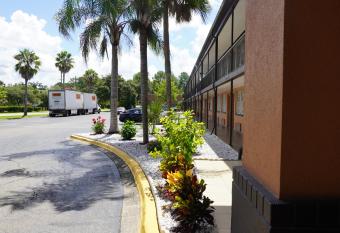 Econo Lodge has Smoking rooms