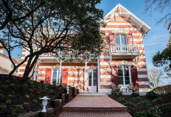 VILLA LES OMBREES allows 18 year olds to book a room