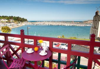 Manoir Du Cunningham allows 18 year olds to book a room