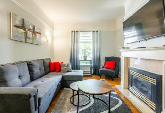 Cozy 5 Bedroom House in Downtown Toronto by GLOBALSTAY has rooms with a private hot tub