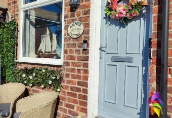 Harbour Cottage has Balcony rooms