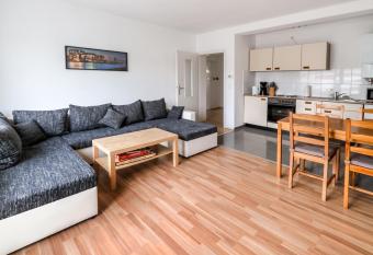 Fewo CityLife K  ln-Innenstadt allows 18 year olds to book a room